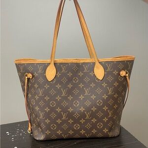 Louis Vuitton Neverfull MM, Tote, Monogram canvas/tan leather, beige interior.